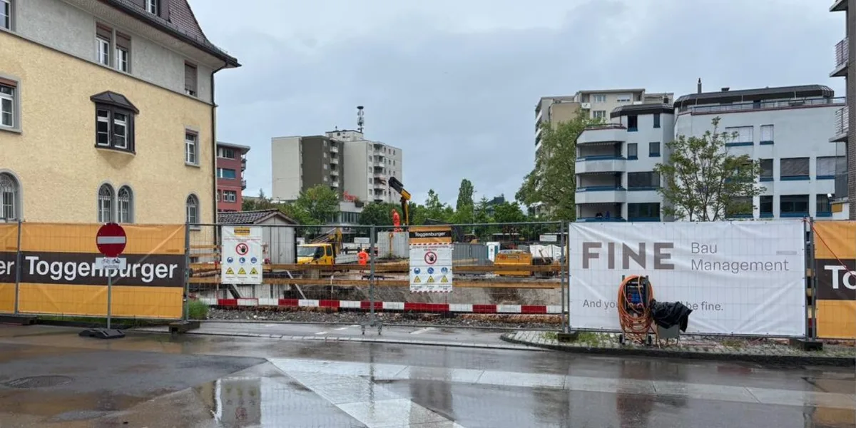 Blick auf das fragwürdige Schild an der Gerichtsstrasse
